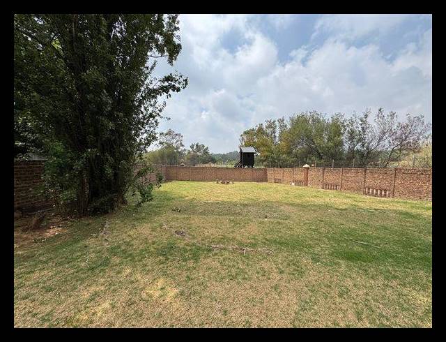 2 BEDROOM TOWNHOUSE FOR SALE IN VAN RIEBEECK PARK